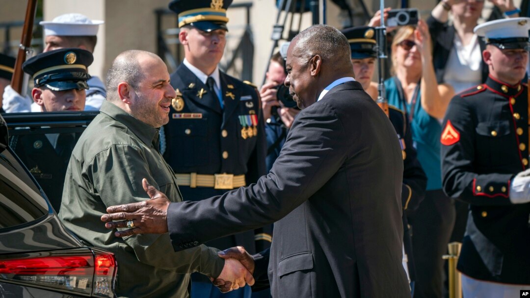 Lloyd Austin amerikai védelmi miniszter (jobbra) üdvözli Rusztem Umerov ukrán védelmi minisztert a washingtoni Pentagonban július 2-án