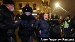 Дубинки, электрошокеры и автозаки: массовые задержания на протестах после приговора Навальному (фотогалерея)