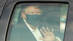 Находясь в госпитале на лечении от COVID-19, президент США Дональд Трамп совершил небольшую экскурсию на машине, 4 октября 2020