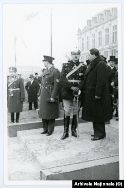 Principele moștenitor Mihai, Carol al II-lea și premierul Gheorghe Tătărăscu la inaugurarea plașeului Unirii. Noiembrie, 1935