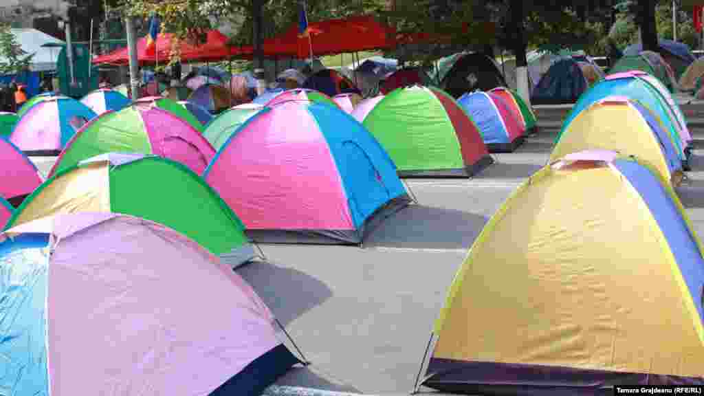 &bdquo;Orășelul Victoriei&rdquo;- corturi instalate de simpatizanții socialiștilor și ai Partidului Nostru.