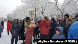 Жители новостройки «Ак-Ордо-3» перед «Белым домом». 