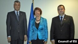 Kryeministri i Kosovës, Hashim Thaçi, përfaqësuesja e lartë e BE-së, Catherine Ashton, dhe kryeministri i Serbisë, Ivica Daçiq në Bruksel. 