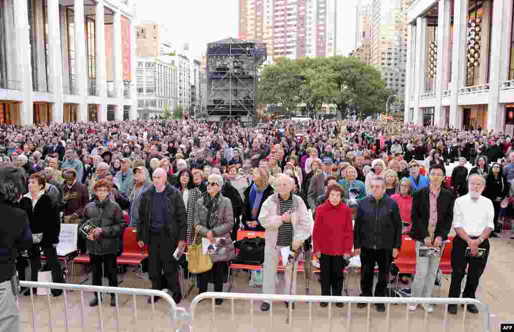 Deschiderea stagiunii la Metropolitan Opera din New York cu spectacolul „Eugen Oneghin”.