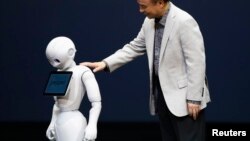 Masayoshi Son «Pepper» robotunu təqdim edir - 2014