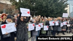 Okupljeni na protestuu Novom Sadu 12. februara drža transparente sa imenima poginulih u padu nadstrešnice.