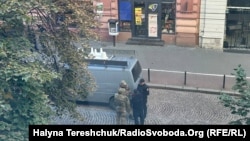 Правоохоронці поблизу будівлі суду