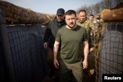 Президент Украины Владимир Зеленский осматривает новые укрепления для украинских войск недалеко от российской границы в Харьковской области, 9 апреля 2024 года