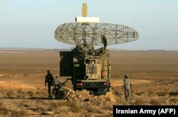 Një sistem radari iranian shihet gjatë ditës së parë të një stërvitjeje ushtarake iraniane të mbrojtjes ajrore në tetor 2020.