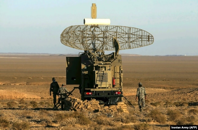 Një sistem radari iranian shihet gjatë ditës së parë të një stërvitjeje ushtarake iraniane të mbrojtjes ajrore në tetor 2020.