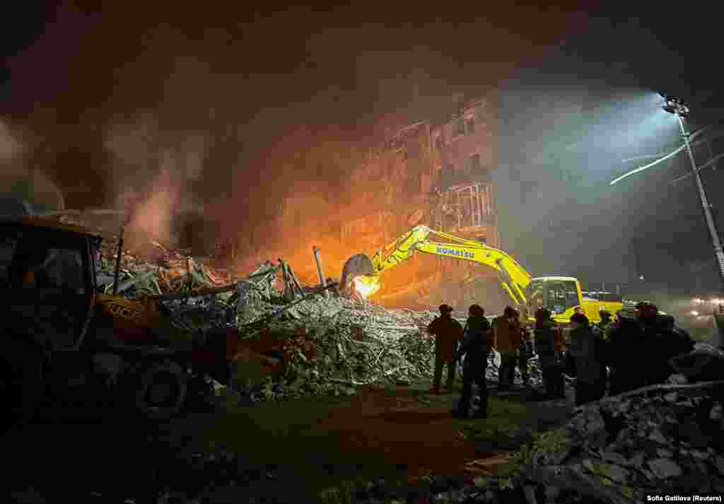 Рятувальники працюють на місці багатоквартирного будинку, пошкодженого внаслідок російського авіаудару, Харків, 2 січня 2026 року.Уночі 3 січня під завалами будівлі, зруйнованої внаслідок російських ударів, виявили тіло жінки. Число загиблих зросло до двох, серед них – трирічний хлопчик.«За попередньою інформацією, це може бути мати загиблого хлопчика. Триває пошуково-рятувальна операція. На місці ворожого удару працюють екстрені служби», – написав голова Харківської ОВА Олег Синєгубов