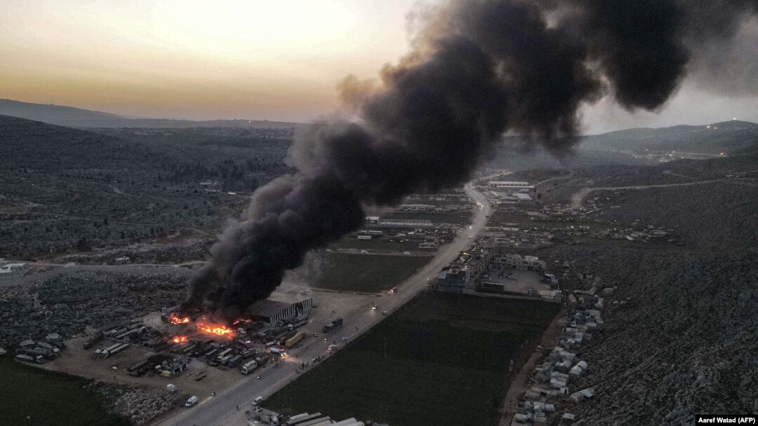 Горящие грузовые автомобили вблизи пограничного перехода между Сирией и Турцией в мятежной провинции Идлиб на северо-западе Сирии, 21 марта 2021 года