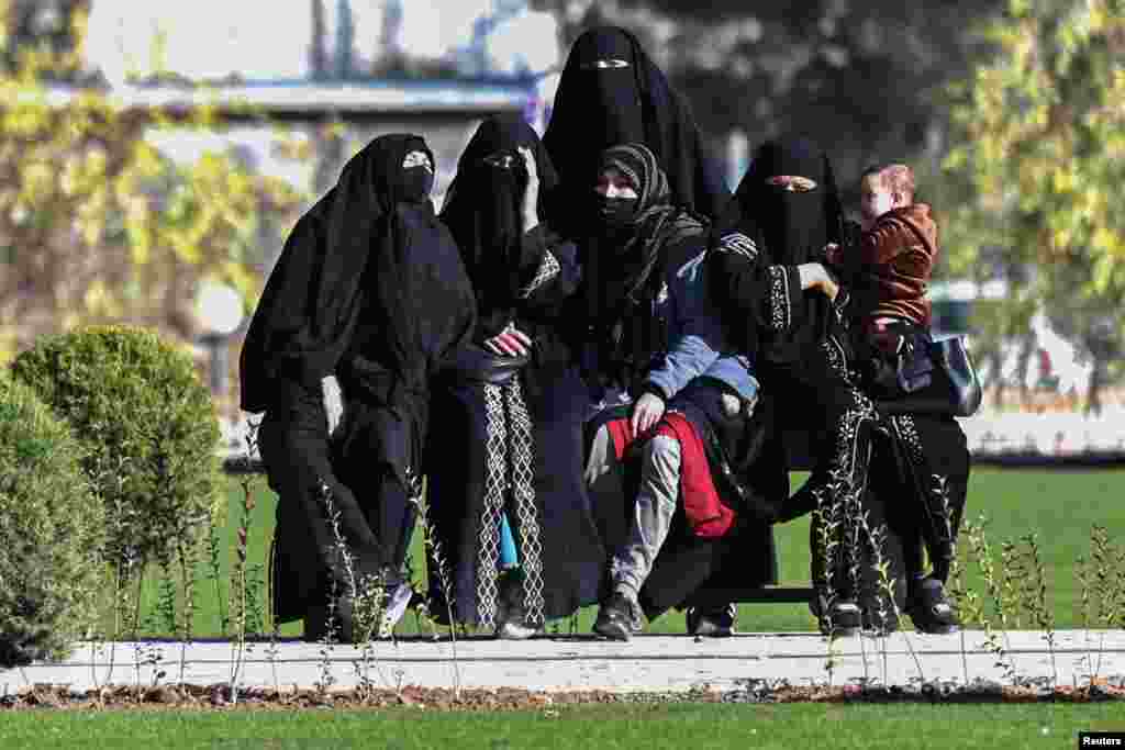 ۳ اکتوبردر جاده ۶۴ متره شهر هرات، گروهی از مفتشان اداره امر به معروف و نهی از منکر طالبان مانع ورود زنان به جمعه بازار ویژهٔ زنان شدند