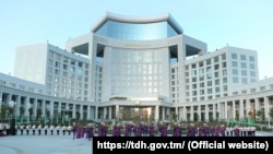 Arkadag şäherinde gurlan täze binalaryň biri. Türkmenistan 