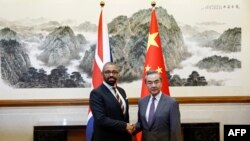 James Cleverly brit és Vang Ji kínai külügyminiszter Pekingben 2023. augusztus 30-án