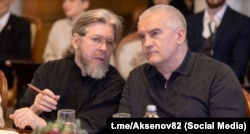 Российский глава Крыма Сергей Аксенов (справа) с митрополитом Симферопольским и Крымским РПЦ Тихоном (Шевкуновым)