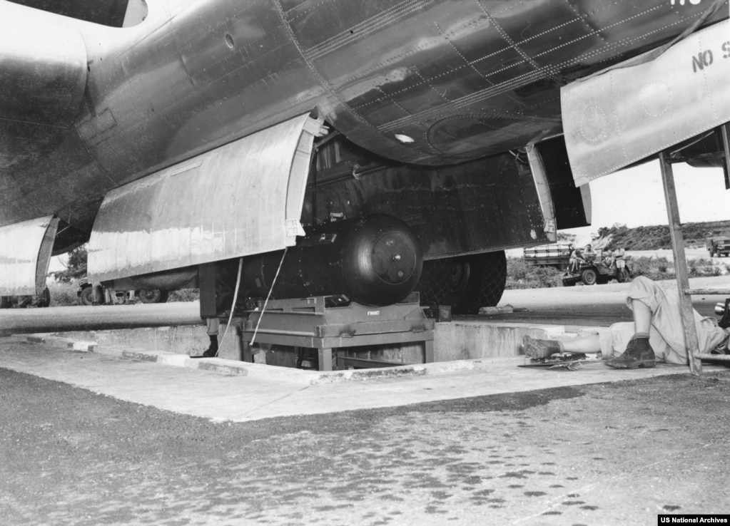 Bomba “Little Boy” duke u vendosur në bordin e Enola Gay në ishullin Tinian.Bomba e montuar u ngarkua në avionin B-29 Enola Gay, të emëruar sipas nënës së pilotit të tij, kolonelit Paul Tibbets më 5 gusht 1945, nga një podium special i ndërtuar në North Airfield. Avioni u nis drejt Japonisë mëngjesin e së nesërmes.