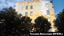 Стена, выходящая на сквер Довлатова