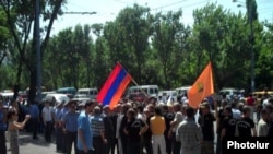 Акция протеста членов Союза ветеранов Карабахской войны возле резиденции президента Армении. Ереван. 3 июля 2010 г.