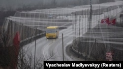 "Антидроновый" туннель над дорогой в Украине