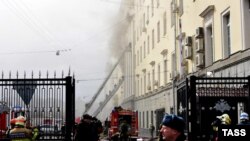 Орусиянын Коргоо министрлигинин имаратындагы өрт өчүрүлүүдө. Москва. Знаменка көчөсү.