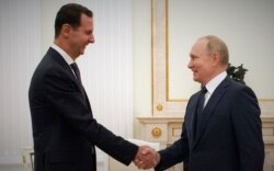 Presidenti rus, Vladimir Putin (djathtas) dhe ai sirian, Bashar al-Assad.