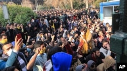 Участники антиправительственных протестов у здания Тегеранского университета. 30 декабря 2017 года.