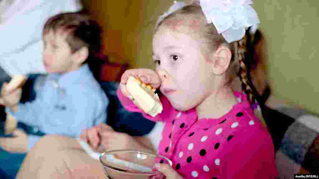 Татлы ризыклар белән мультфильм карау да күңелле