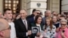 Sergej Tihanovski i njegova supruga Svetlana Tihanovskaja na susretu sa Bjelorusima u Varšavi, Poljska, 26. juna 2025., nekoliko dana nakon što je Tihanovski pušten iz zatvora u Bjelorusiji.