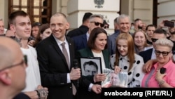 Sergey Tixanovski və Svetlana Tixanovskaya Tixanovskinin Belarusda həbsdən çıxmasından bir neçə gün sonra Varşavada belaruslarla görüşür.