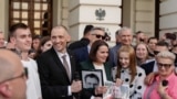 Syarhey Tsikhanouski and Svyatlana Tsikhanouskaya meet with Belarusians in Warsaw on June 26, days after Tsikhanouski's release from a prison in Belarus.
