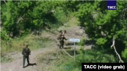 Відео російських військових, вдзняте нібито під час виведення з Костянтинівки української дитини, що залишилася без опікунів