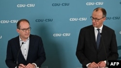 Friedrich Merz (CDU, în dreapta) anunță împreună cu colegul său conservator Alexander Dobrindt (CSU) acordul considerat istoric de investiții masive în infrastructură și apărare.