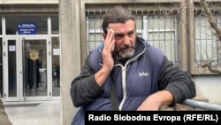 Robert Silberholz ispred policijske stanice gde je prijavio napad, Novi Sad, 13. decembar 2024.