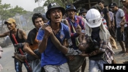 اعتراض‌کنندگان در میانمار