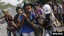 Un război civil inegal are loc în Myanmar între protestatari și Armată 