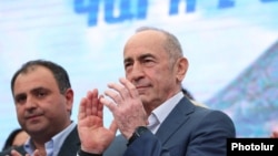 Հայաստանի երկրորդ նախագահ Ռոբերտ Քոչարյանը իր գլխավորած «Հայաստան» դաշինքի քարոզարշավի ժամանակ, արխիվ