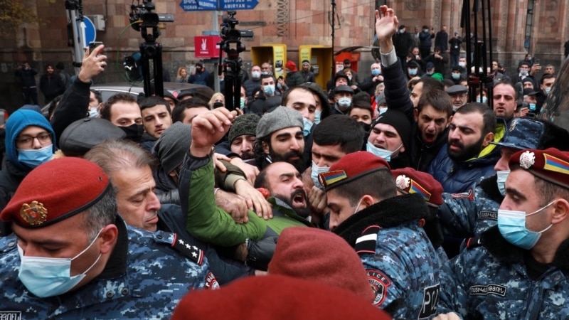 В Баку проходит «парад победы» с участием Эрдогана, в Ереване – протесты и стычки с полицией (+фото)