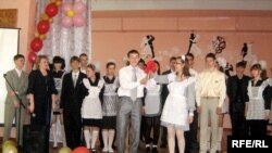 Выпускный вечер для вчерашних детдомовцев - праздник со слезами на глазах