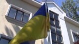 Церемонія підняття державного прапора України перед будівлею посольства у Празі