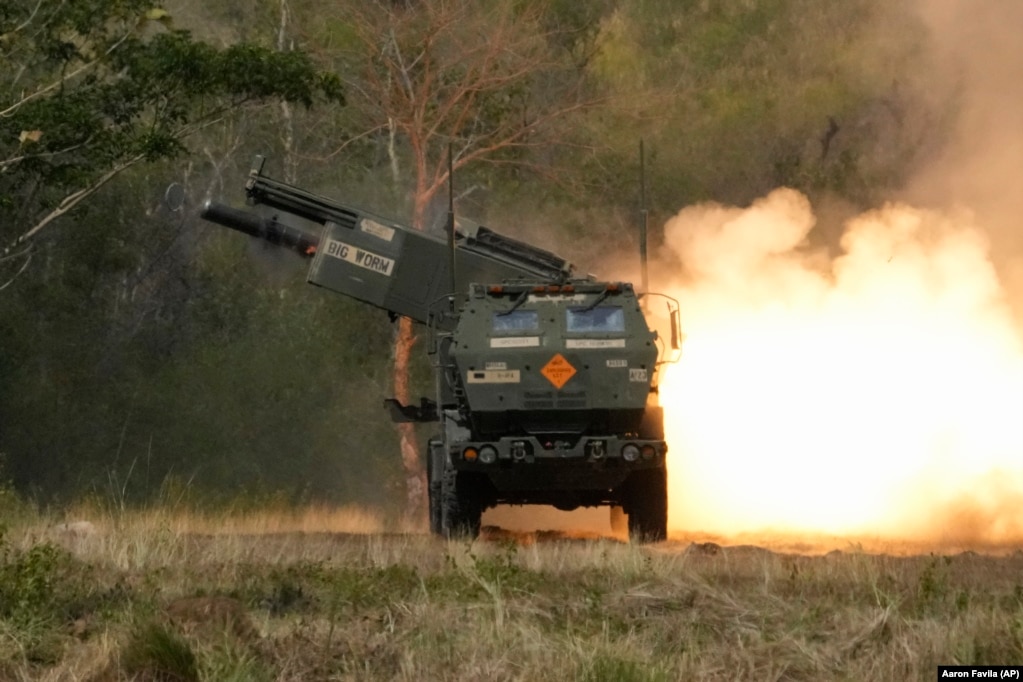 Sistemi raketor i artilerisë me lëvizshmëri të lartë (HIMARS) Pakoja do të përfshijë katër raketa për këtë sistem. Nuk përmendet nëse Ukrainës do t’i jepen raketahedhës të tjerë HIMARS.