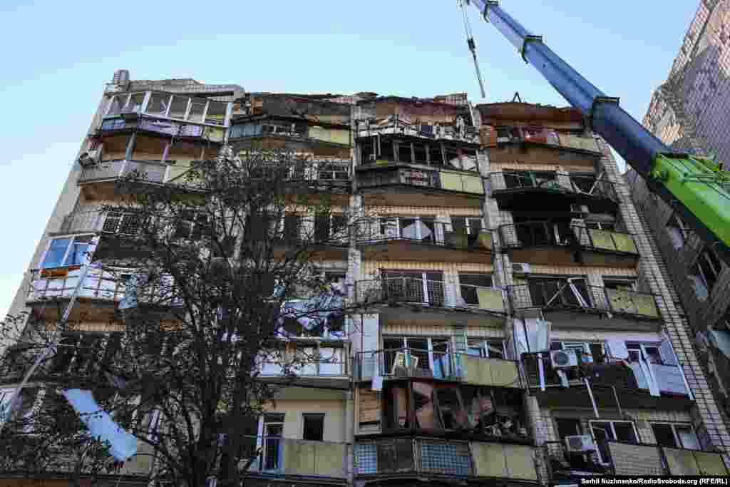 Зруйновані верхні поверхи багатоповерхівки у Солом’янському районі Києва внаслідок російського удару балістичними ракетами