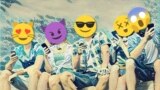 Ýüzünde emoji şekilleri ýerleşdirilen adamlar öz smartfonlaryna seredýär. Arhiwden alnan surat