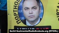 Під час акції протесту проти діяльності низки телеканалів, зокрема NewsOne, під будівлею Верховної Ради, Київ, 21 вересня 2018 року