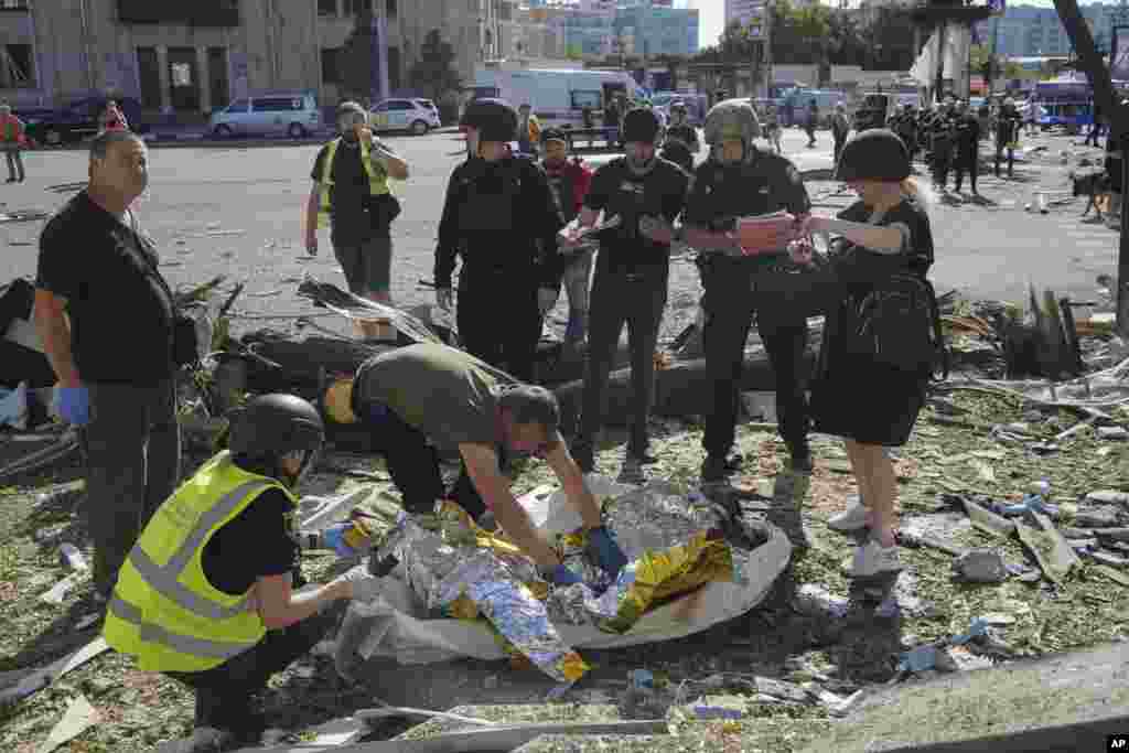 Поліцейські оглядають тіло загиблої людини внаслідок російських обстрілів, Харків, 22 червня 2024 року