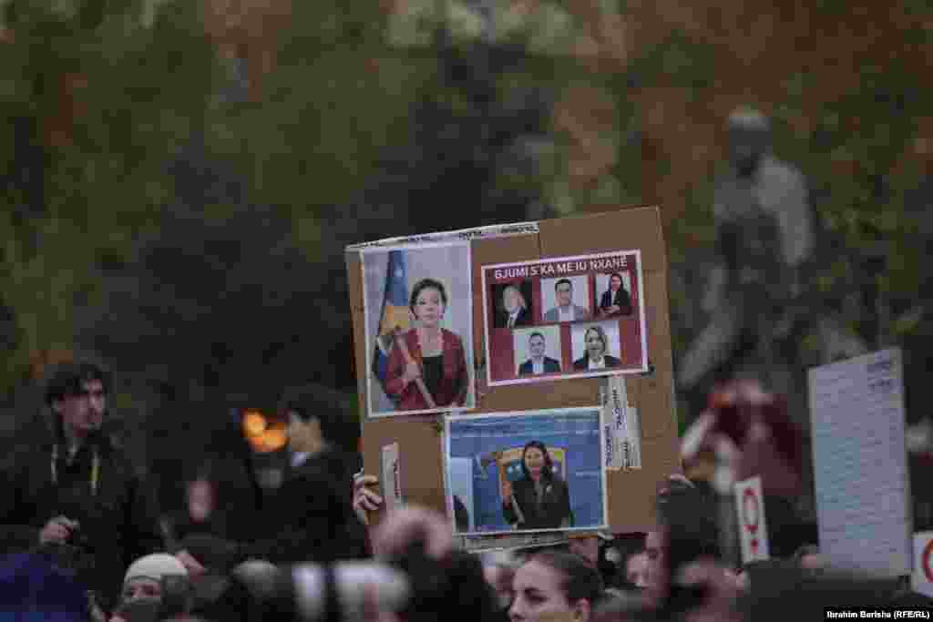 Në këtë fotografi protestuesit mbajnë imazhe të ministres së Drejtësisë, Donika Gërvalla, e ilustruar me sëpatë në dorë, si dhe të zyrtarëve të tjerë të drejtësisë.Protestuesin kërkojnë që Gërvalla të japë dorëheqje. 
