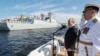 Președintele rus Vladimir Putin și comandantul șef al marinei ruse, amiralul Alexander Moiseiev, la parada anuală de Ziua Marinei din Sankt Petersburg, Rusia, 28 iulie 2024. 