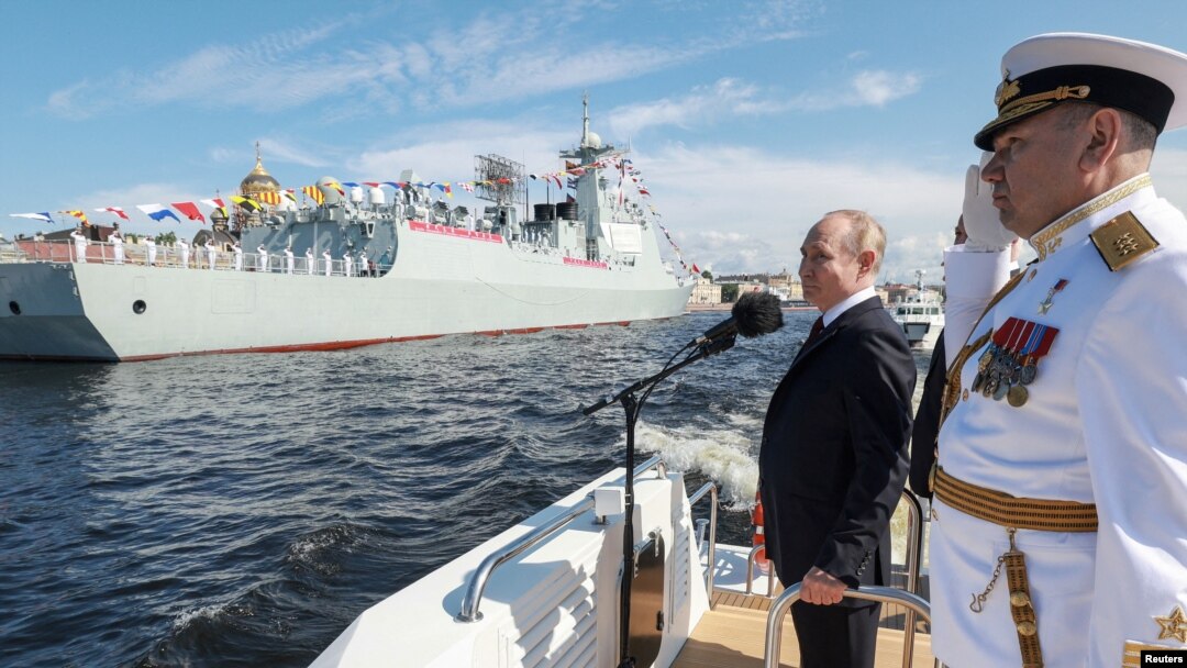 Președintele rus Vladimir Putin și comandantul șef al marinei ruse, amiralul Alexander Moiseiev, la parada anuală de Ziua Marinei din Sankt Petersburg, Rusia, 28 iulie 2024. 