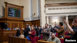 Aplauz u ukrajinskom parlamentu nakon rafitikacije sporazuma o mineralima, Kijev, 8. maja 2025.