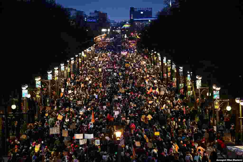 Protestuesit e mbledhur në Berlin kundër ekstremit të djathtë.